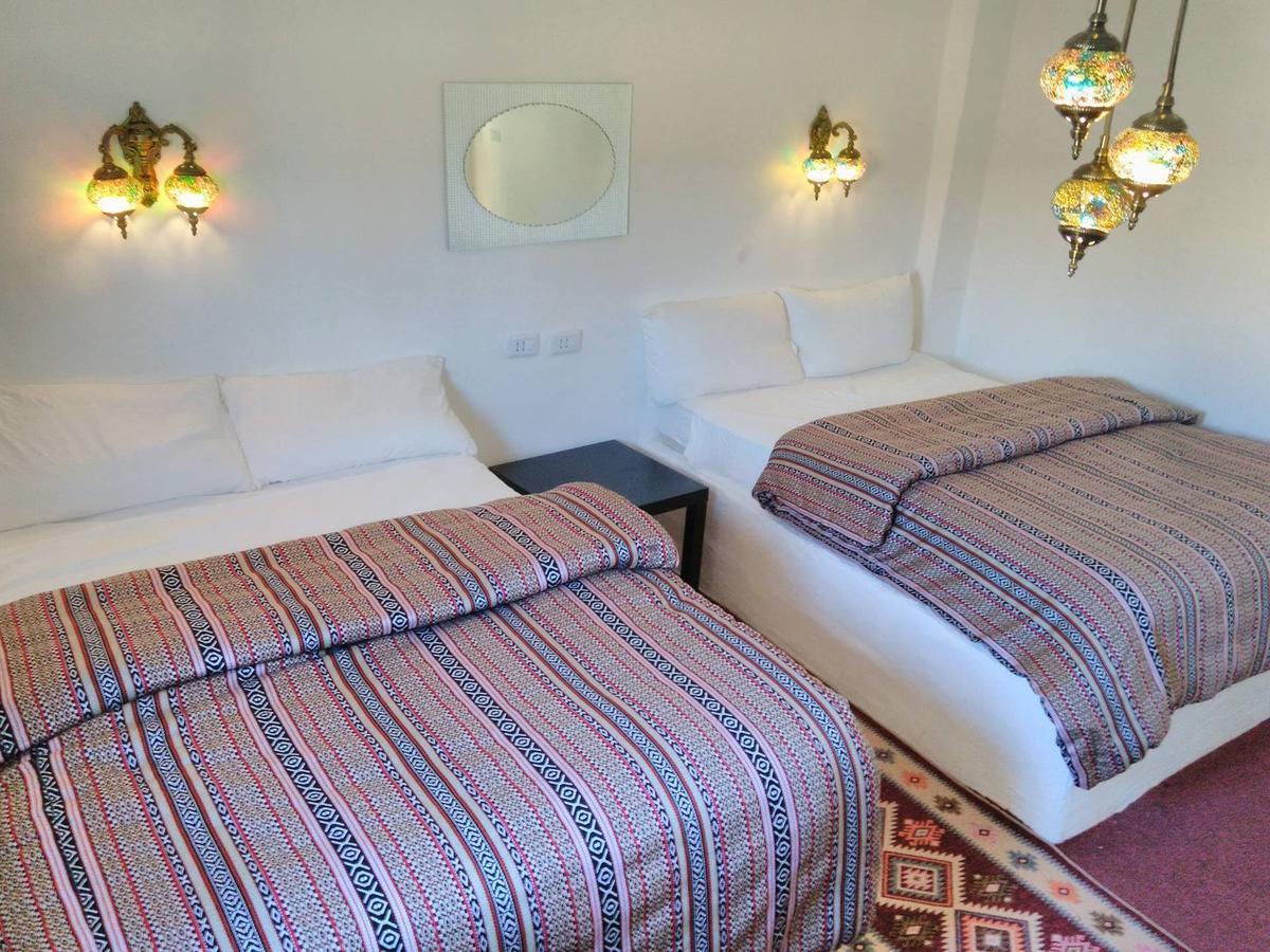 Petra Bedouin Bed And Breakfast ワディ・ムーサ エクステリア 写真