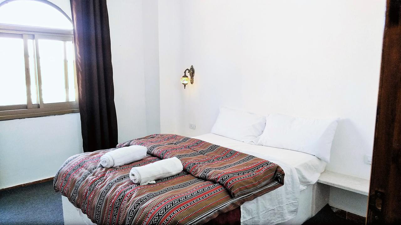 Petra Bedouin Bed And Breakfast ワディ・ムーサ エクステリア 写真