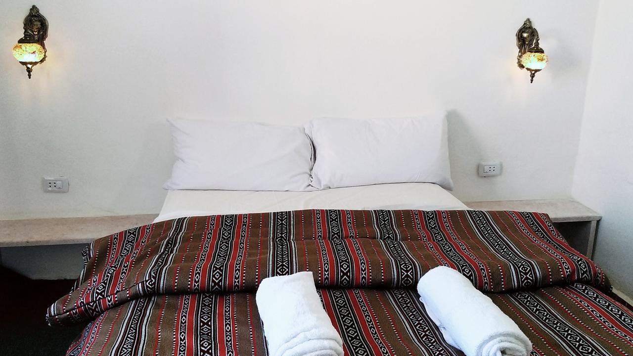 Petra Bedouin Bed And Breakfast ワディ・ムーサ エクステリア 写真
