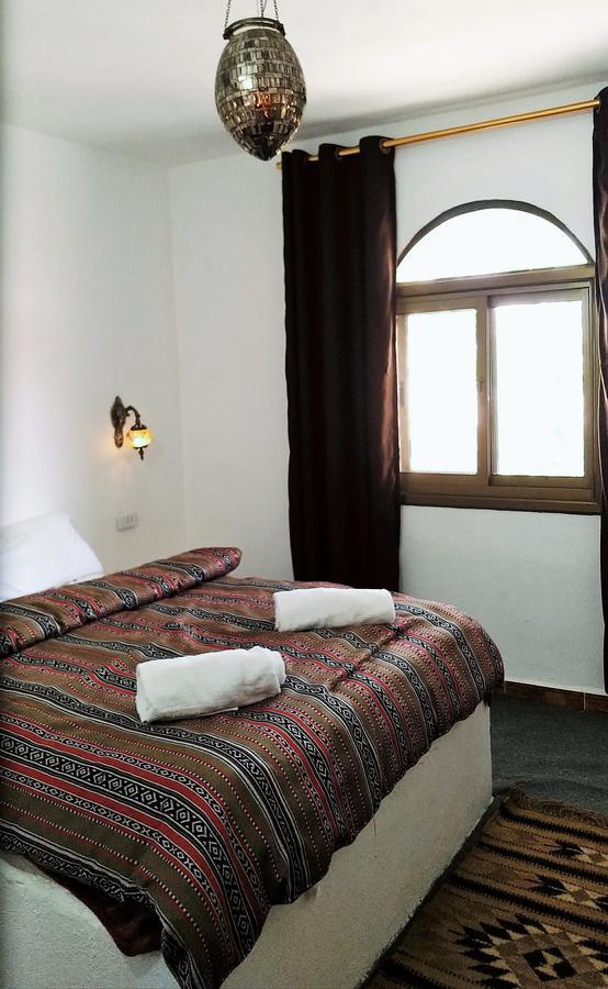 Petra Bedouin Bed And Breakfast ワディ・ムーサ エクステリア 写真