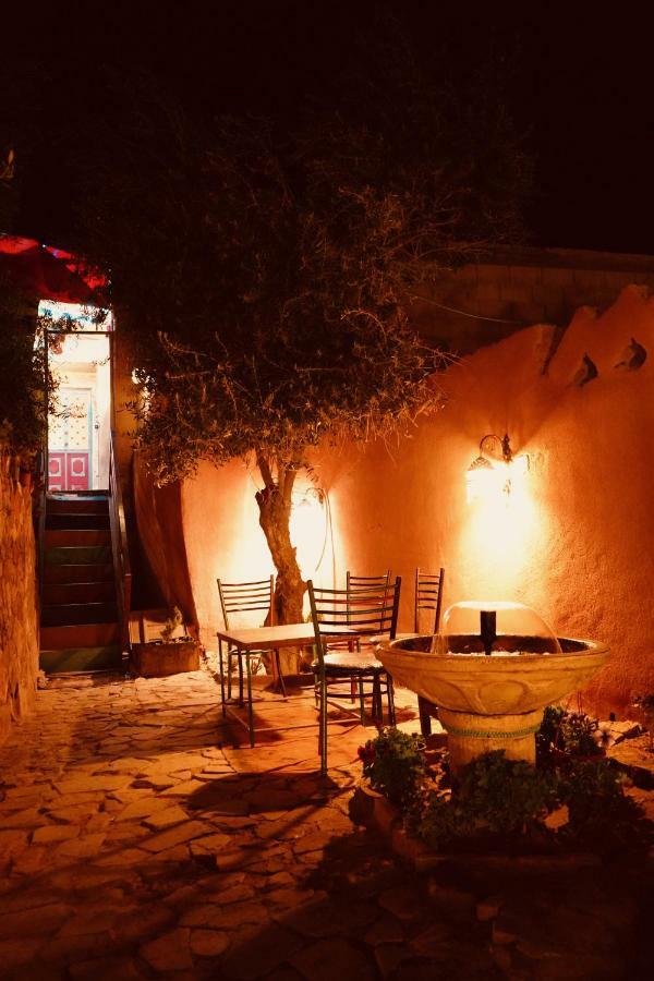 Petra Bedouin Bed And Breakfast ワディ・ムーサ エクステリア 写真